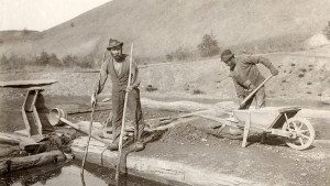 De sista arbetena vid Alunbruket 1910. Foto: Wikimedia Commons CC BY 3.0