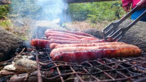 Färskkorven fräser på grillen när vi kommer fram till Tockabjär.