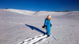 Solpaus vid foten av Grytan i Brösarps norra backar där fullt av pulkaåkare redan är i farten.