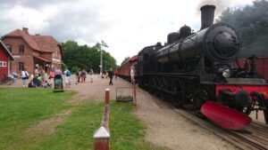 Ångtåget på Österlen redo för avgång från Brösarp station mot Sankt Olof.