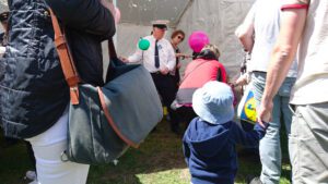 På barnens tågdag får alla barn ballonger och glass och åker gratis med tåget.