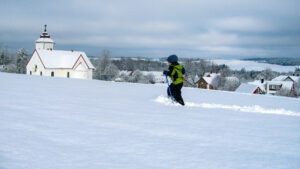 Brösarps kyrka med Brösarps norra backar i bakgrunden den vita julen 2013.