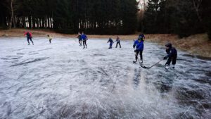 I bortre änden av isen spelas ishockey.