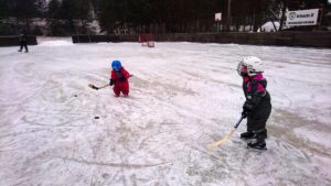 Det finns plats även för de minsta i Brösarps ishockeyrink.