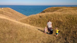 Ravinen slingrar sig mer mot havet.