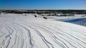 Sastrugi kallas det vågformade mönster som bildas i snön när vinden packar den.
