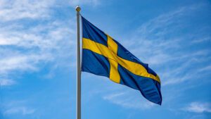 Svensk flagga vajar i vinden.